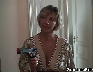 Sexy maman trouve les deux cambrioleurs et les rend taper son video porno gratuit