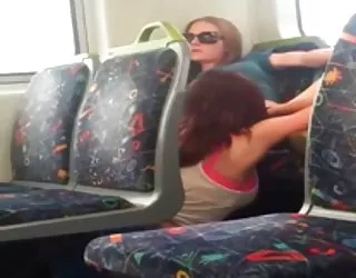 Chico grava dos des filles de la concha en el tren french xxx