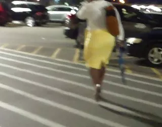 Les hanches larges, serré jaune jupe.. xxx maman porno