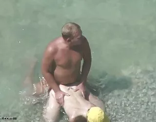 Un couple sur la plage s'est rendue avec une caméra cachée salope jeune