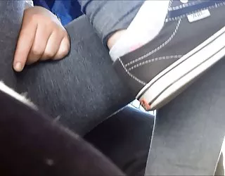 Coquine teen se frotte la chatte sur le bus telecharger film x