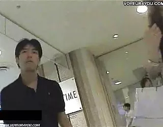 Les belles filles qui portent des mini-jupes video x france