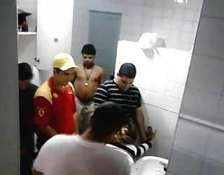 Les gars de baiser la fille dans la pub toilettes gangbang! sexe gratuit