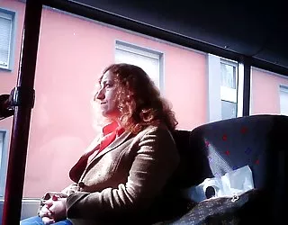 Publique de la masturbation dans le bus et le train meuf toute nue