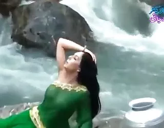 Desi fille dans les humides sari, montrant seins..chaude show sexe comm