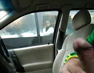 Clignote dans l'auto travers la fenêtre du bus sexe video gratuit